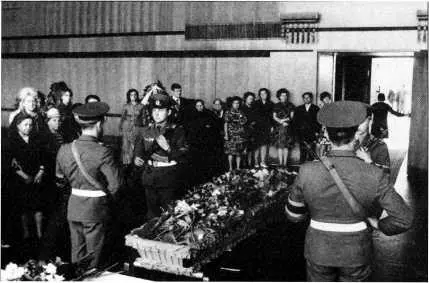 Траурное прощание с трагически погибшим 6 июня 1977 года Сергеем Никифоровичем - фото 75