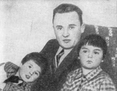 Сергей Павлович с дочкой Наташей слева и племянницей Ксаной 1938 год Для - фото 13