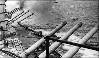 Линейный корабль Парижская Коммуна ведет огонь по противнику 1942 г Ночью - фото 29