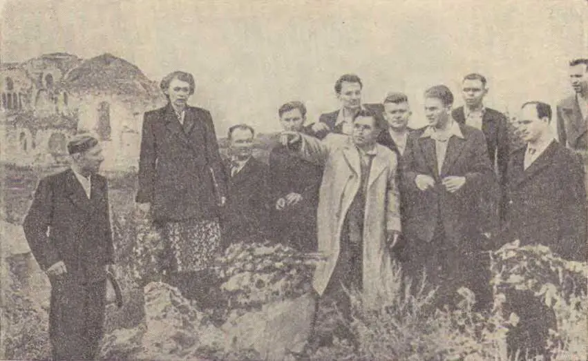 На памятных развалинах 1956 г А спустя два дня участники обороны приехали на - фото 72