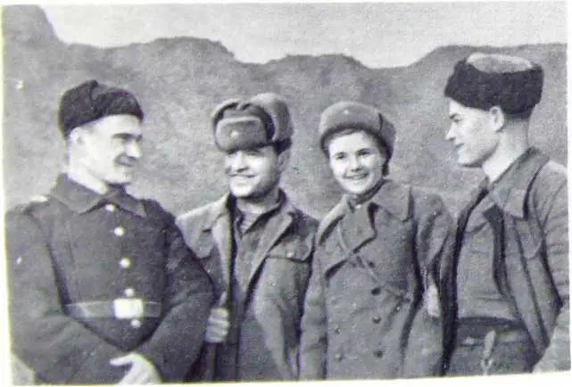 Катя Михайлова в бою на Керченском плацдарме 1944 г Е ДеминаМихайлова с - фото 22