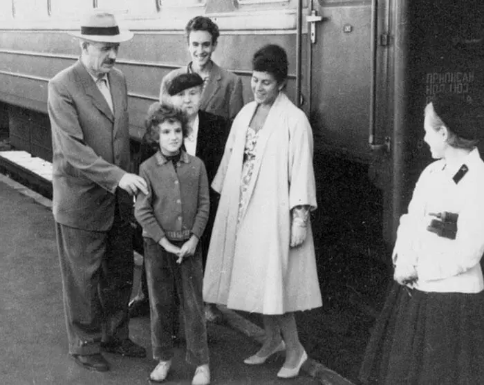 Саша мама и я провожаем бабушку с Жоржем в Киев 1962 г А его смелость Она - фото 37