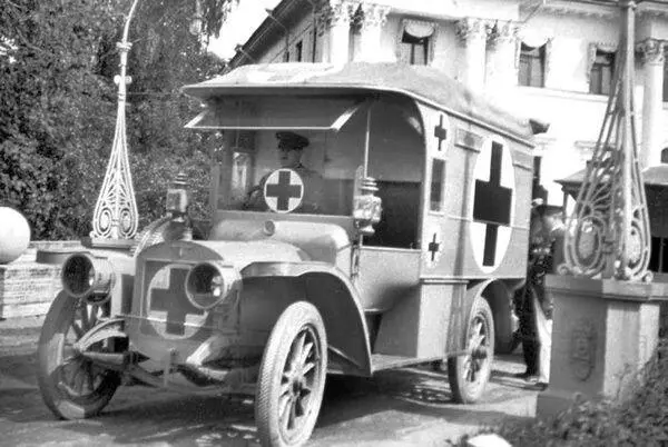 Санитарный автомобиль Остин с двигателем 20 лс из состава английской - фото 24
