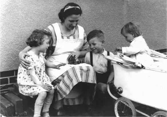 Hartmut Topf with his sisters Elke left and Karin right COURTESY OF - фото 22