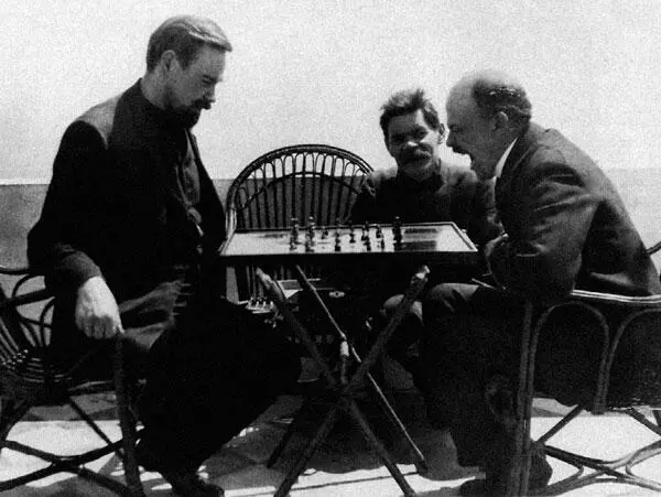А А Богданов и В И Ленин играют в шахматы Горький смотрит Ленин зевнул - фото 34