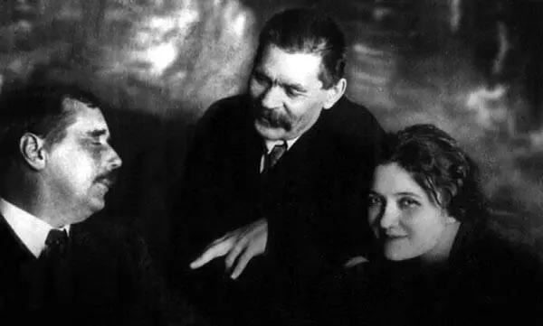Герберт Уэллс Горький и Мария Игнатьевна Будберг в Петрограде в 1920 году В - фото 42