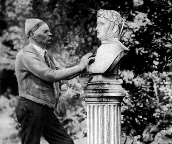 У бюста Данте Сорренто 1927 г Горький позирует скульптору Сергею Конёнкову - фото 48