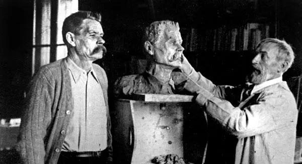 Горький позирует скульптору Сергею Конёнкову Сорренто 1928 г В доме отдыха - фото 49