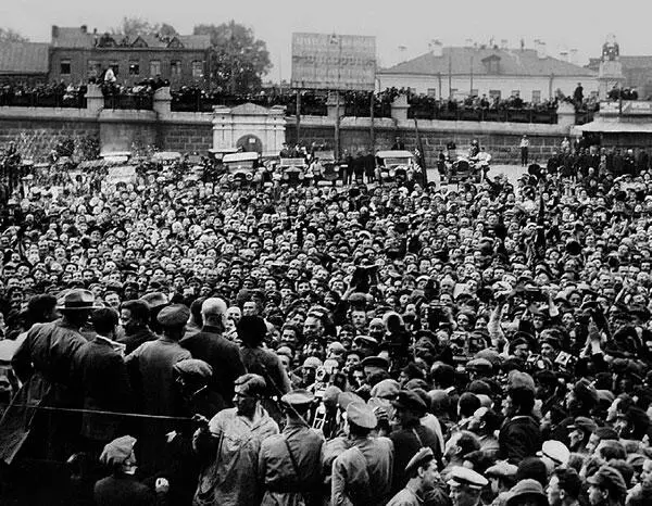 Толпа встречает писателя у Белорусского вокзала Ложи Большого театра - фото 52