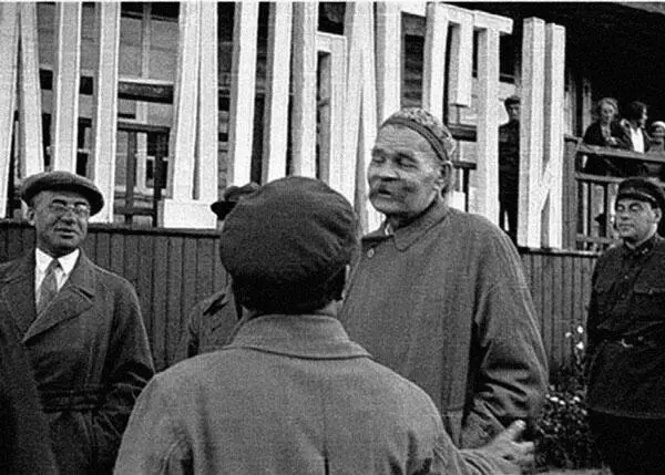 На Беломорканале 1933 г Слушает мировые новости Лестница особняка - фото 59