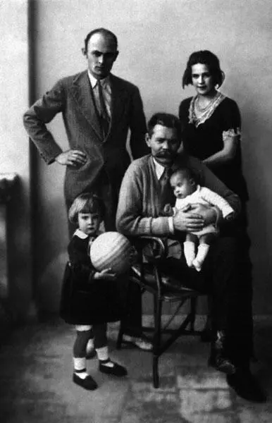 С сыном Максимом невесткой Тимошей и внучками Марфой и Дарьей Сорренто 1928 - фото 66