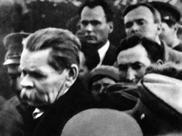 На похоронах сына Максима Новодевичье кладбище 1934 г Врачи Горького Л Г - фото 67