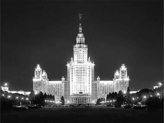 Главное здание МГУ на Воробьёвых горах До строительства ТриумфПаласа - фото 76