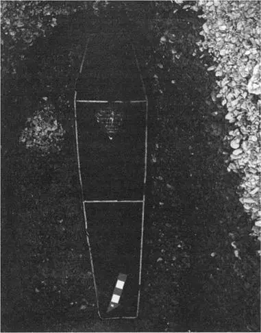 The coffin containing John Torrington The arrow points to true north The - фото 18