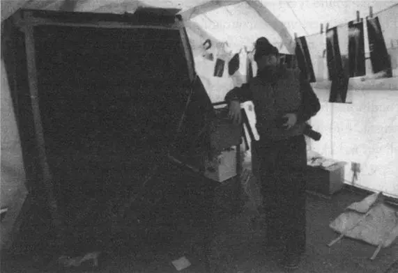 Larry Anderson in the autopsyXray tent He is leaning on the portable Xray - фото 29