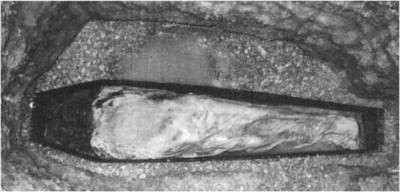 ABOVE William Braines shrouded body his face covered by a red kerchief - фото 32