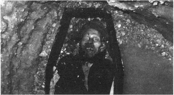 OPPOSITE The kerchief is drawn back to reveal Braines face The edges of the - фото 33