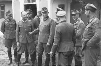 Generalleutnant Hermann Niehoff centre best known for his command of - фото 26