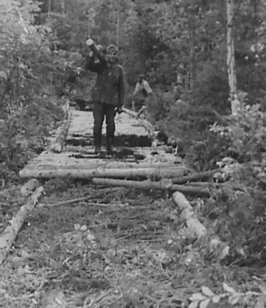 Construction of a log causeway central Russia 1942 Warfare in the generally - фото 28