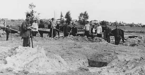 Soviet civilians building positions near Velizh 1943 The longer the war - фото 31