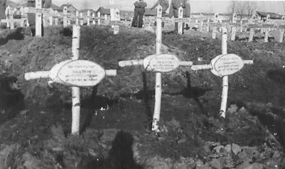 Makeshift graves of German soldiers killed in action against Soviet partisans - фото 38