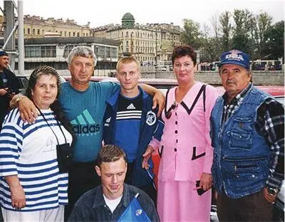 В кругу семьи Стадион Петровский СанктПетербург 1999 г С другом Оливье - фото 17