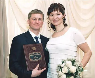 С супругой Галиной в день свадьбы С сыном Никитой 2005 г С сыновьями - фото 21