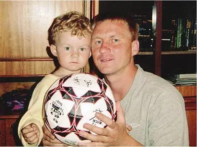 С сыном Никитой 2005 г С сыновьями Кузьмой слева и Никитой 2008 г - фото 22