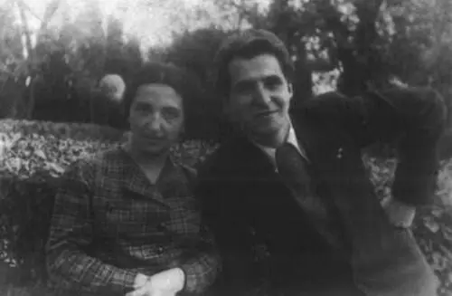 С женой Евгенией Ласкиной мама сына Алексея 1939 С сыном Алексеем - фото 9