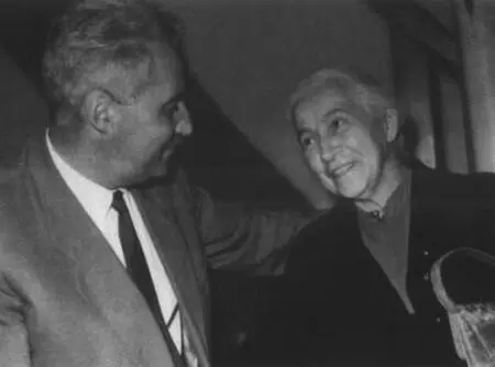 С мамой конец 1950х С Валентиной Серовой мама старшей дочери Марии - фото 12