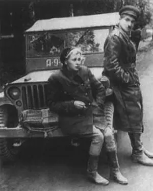 С Валентиной Серовой мама старшей дочери Марии 1944 С дочкой Машей - фото 13