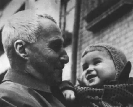 Первый внук Женя сын Алексея 1971 1941 год слева от Симонова А - фото 18