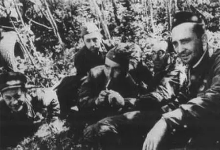 1941 год слева от Симонова А Сурков справа на втором плане Е Кригер - фото 19