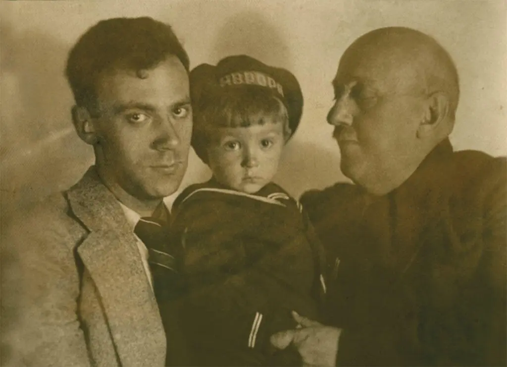 С отцом и дедом Павлом Николаевичем 1937 В одной из квартир нашего дома на - фото 11