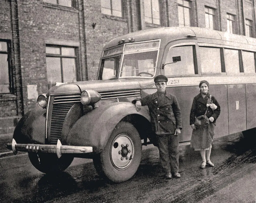 Водитель и кондуктор у автобуса ЗИС16 1940 Советский троллейбус 1930е - фото 24