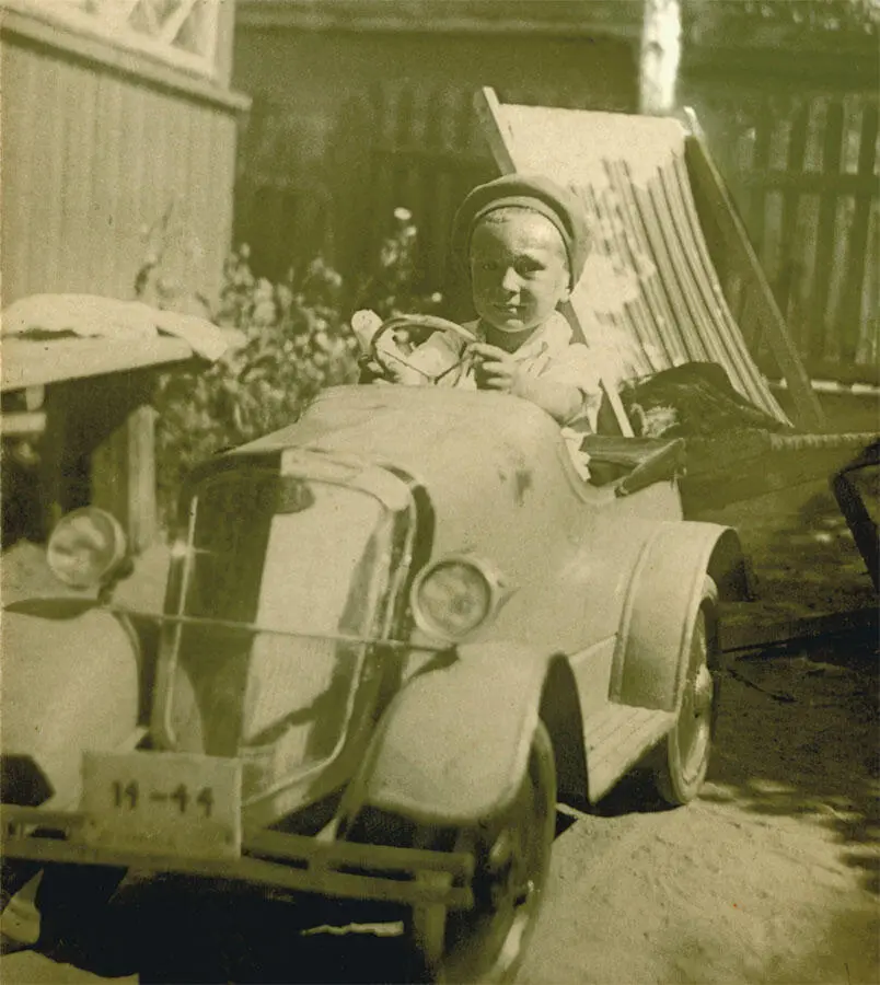 За рулем педальной машины 1938 На даче как в настоящей провинции маленькие - фото 31