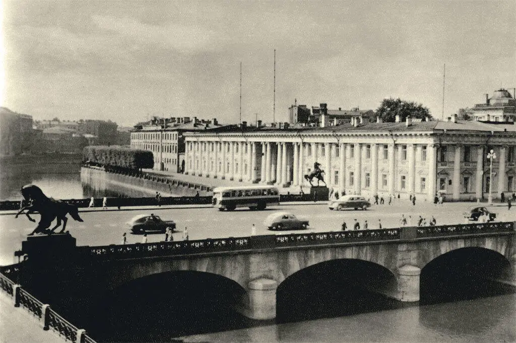 Вид на Аничков мост 1958 Сейчас уже забыли об этом милом обычае - фото 116
