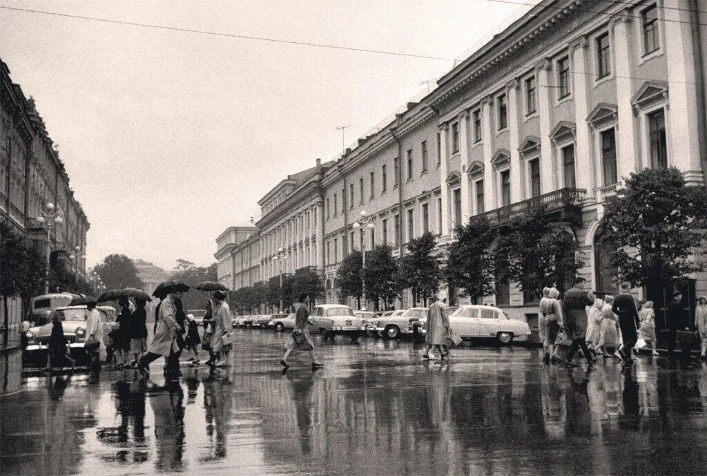 Вид на угол Михайловской улицы тогда улицы Бродского и Невского проспекта - фото 128
