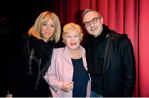 Brigitte Macron avec Line Renaud et lauteur Philippe Besson Depuis Bercy ils - фото 13