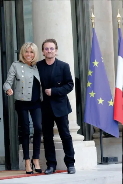 Le 24 juillet 2017 les Macron recevaient un habitué du Château Bono Il avait - фото 16