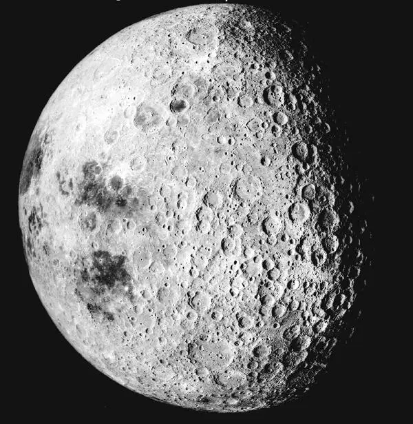 Обратная сторона Луны В сущности нам не нужно было лететь на Луну чтобы - фото 34