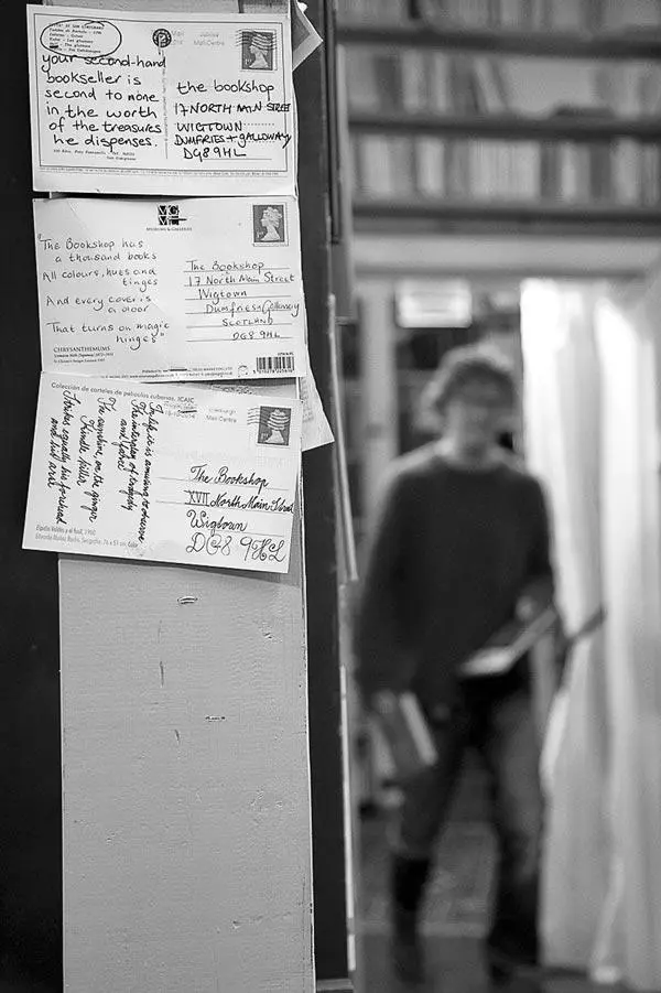 Надписи на открытках Букинист продает книги не из первых рук однако он - фото 7