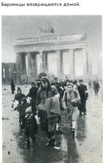 В доме где был расположен штаб корпуса я застал только дежурного который - фото 27