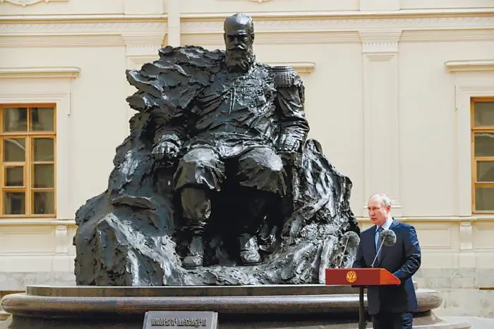 Памятник императору Александру III открытый в 2021 году в Гатчине Эпилог В - фото 161