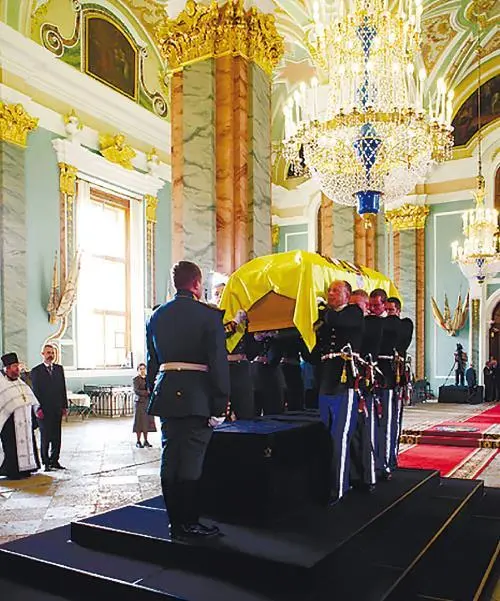 Перезахоронение императрицы Марии Федоровны в Петропавловском соборе в - фото 166