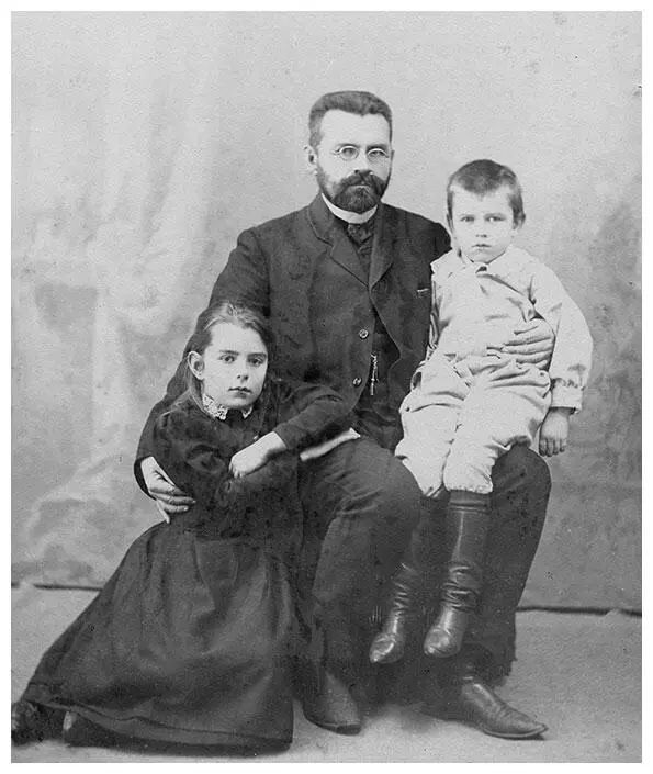 АЯ Флоренский с дочерью Верой и сыном Юрием 1907 г Сестры Шевелины тетки - фото 6