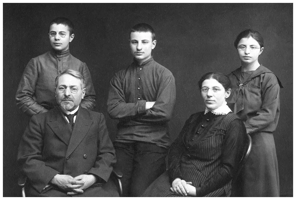 ЯЛ и РА Гинцбург с детьми Борисом Леонидом и Анной Красноярск 1916 г - фото 9