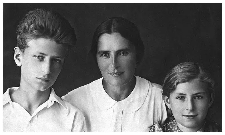 ВА Флоренская с детьми Уфа 1940 г Леня Гинцбург 1947 г АЯ - фото 13