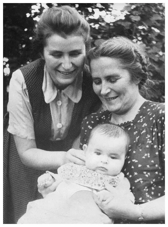 ВА Флоренская с внучкой Ирой и дочкой Олей на даче в Кратово 1950 г ЛЯ - фото 17