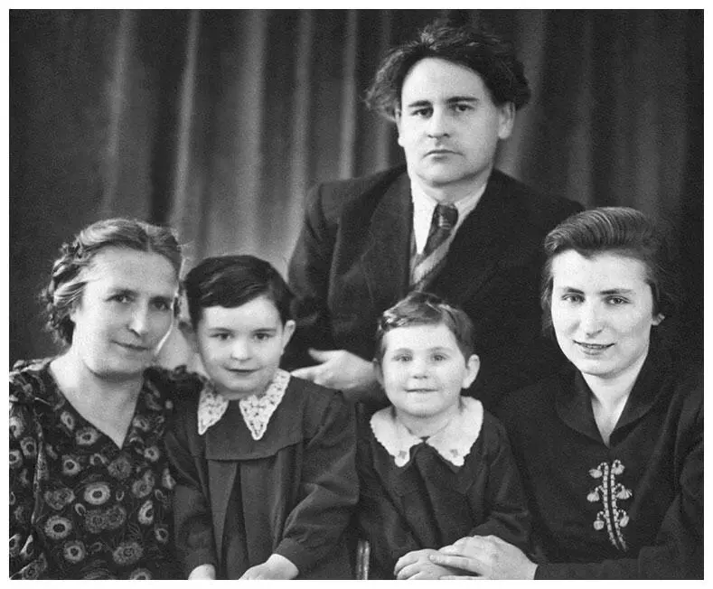ВА Флоренская с внучками Ирой и Таней и их родителями Марком и Олей Бандман - фото 19